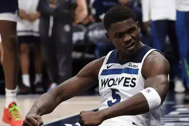 拉塞尔44分字母哥三双 湖人险胜雄鹿重回第九